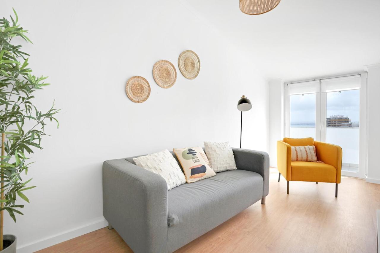 Sunny 2 Bedroom Apartment In Almada - Balconies With River View Екстер'єр фото