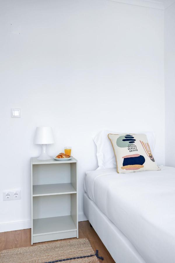 Sunny 2 Bedroom Apartment In Almada - Balconies With River View Екстер'єр фото