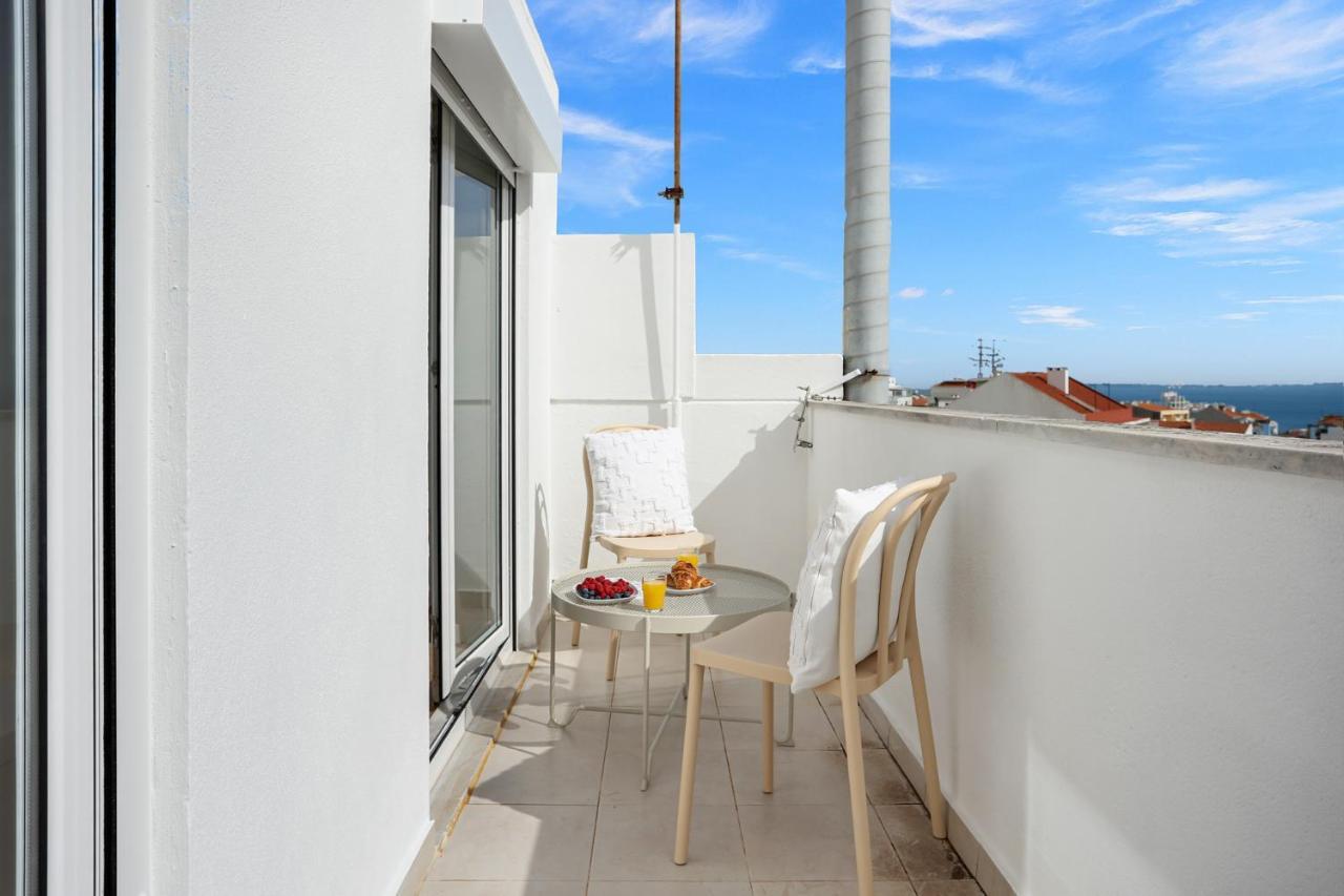 Sunny 2 Bedroom Apartment In Almada - Balconies With River View Екстер'єр фото